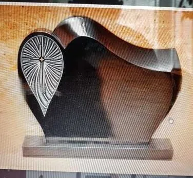 Individualaus paminklo projekto eskizo peržiūra su medžiagų pavyzdžiais